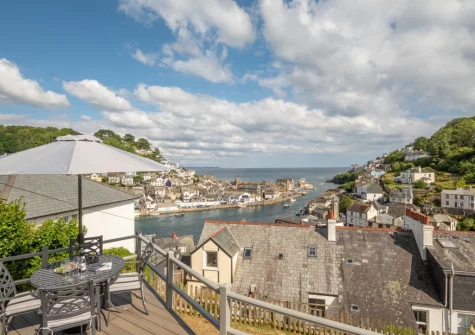 The deck & alfresco dining area at Meadowsweet, Looe