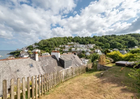 The fully enclosed fenced garden at Meadowsweet, Looe