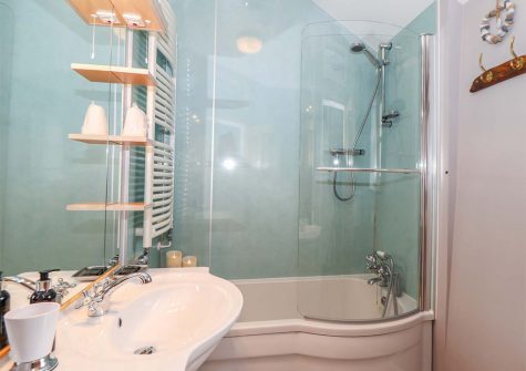 The bathroom at Meadowview Cottage, Trelash