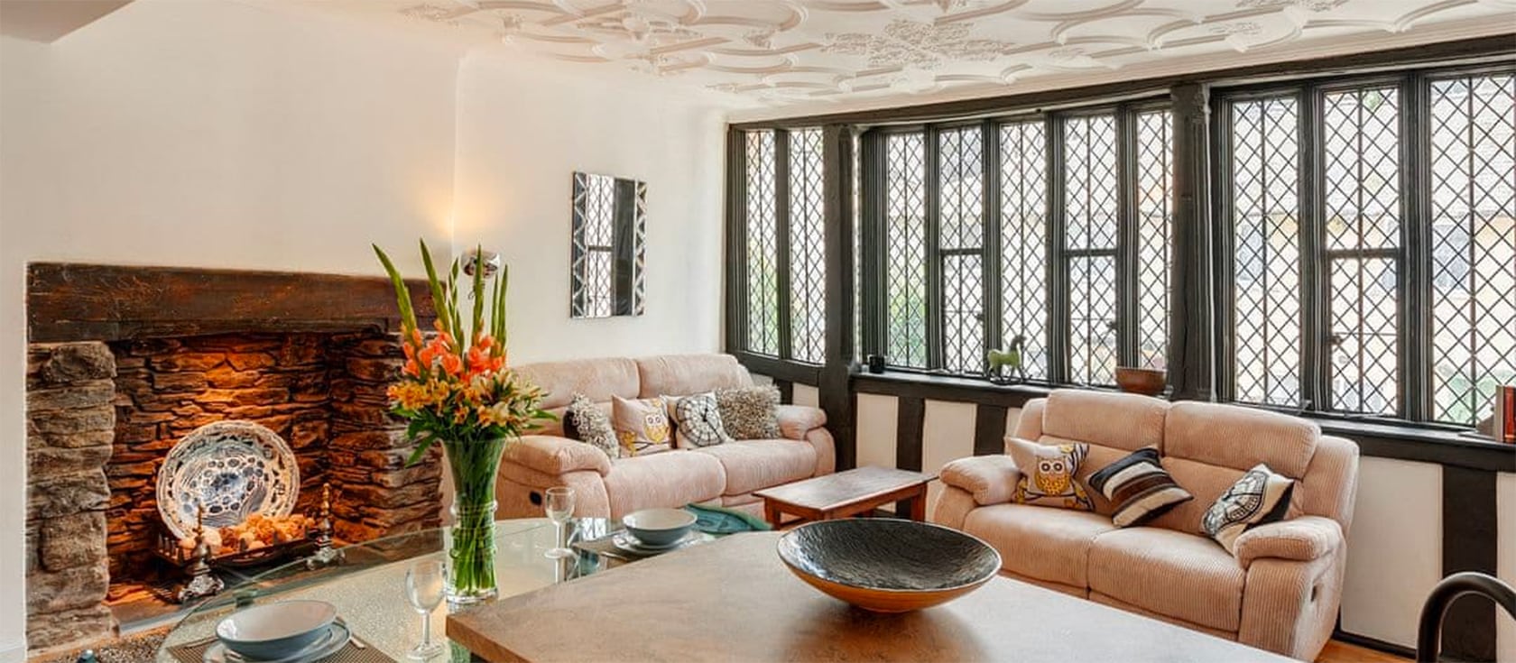 Set in a Grade 1 listed building in the heart of Dartmouth, Merchants Rest is a restored 17th century apartment with historic features, modern kitchen & garage parking. This two bedroom property sleeps four & is 4+ rated for its quality amenities.