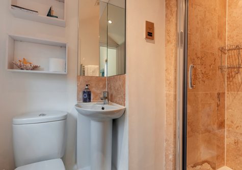 The en-suite to bedroom 2 @ Merchants Rise, Dartmouth