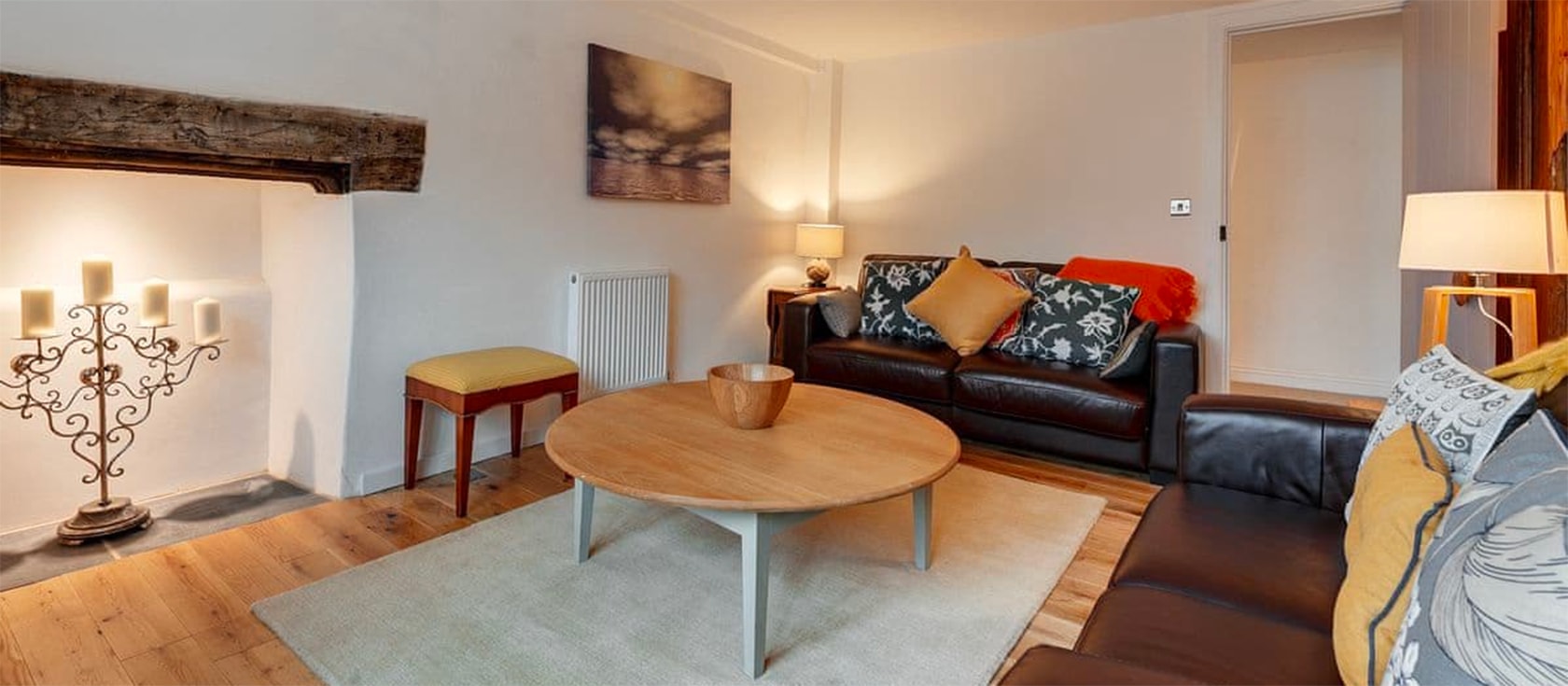 Set in historic Dartmouth, Merchants Rise is a two bedroom luxury apartment in a Grade 1 listed merchants house. Mullion windows and a character fireplace are complemented by the modern kitchen, comfortable furnishings & garage parking.