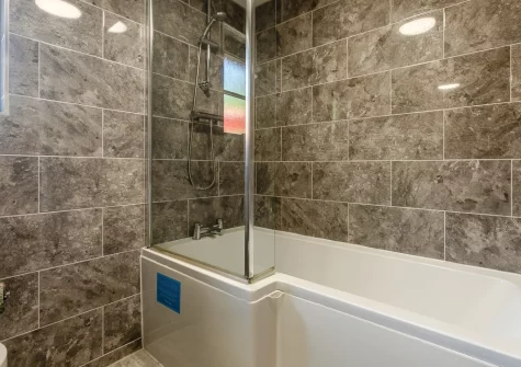 The bathroom at Merlin Lodge, Winnard's Perch