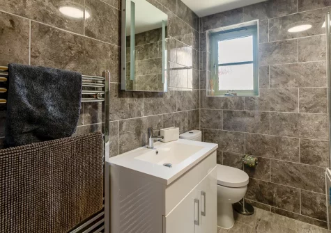 The bathroom at Merlin Lodge, Winnard's Perch