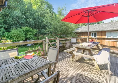 The decked terrace & alfresco dining area at Merlin Lodge, Winnard's Perch