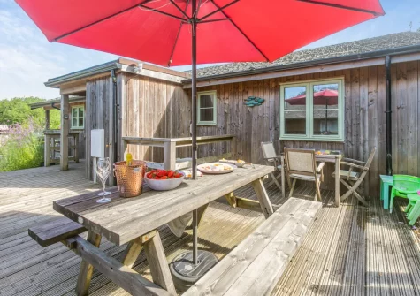 The decked terrace & alfresco dining area at Merlin Lodge, Winnard's Perch