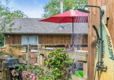 The outdoor shower at Merlin Lodge, Winnard's Perch