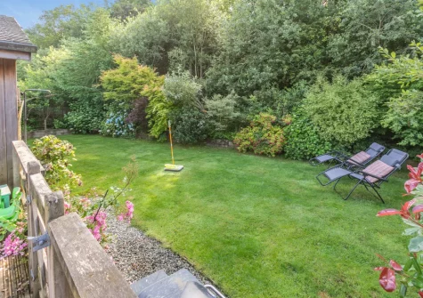 The enclosed lawned garden at Merlin Lodge, Winnard's Perch