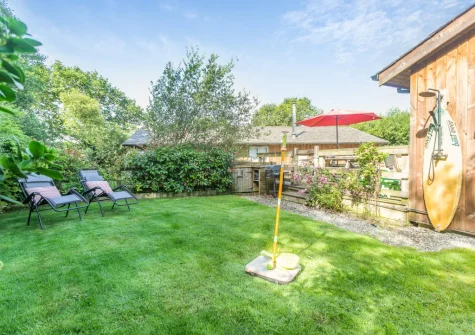The enclosed lawned garden at Merlin Lodge, Winnard's Perch