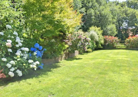 The enclosed lawned garden at Merlin Lodge, Winnard's Perch