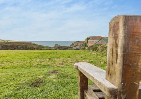 The sharde gaden & outdoor sitting area at Merlins Roost, Tintagel
