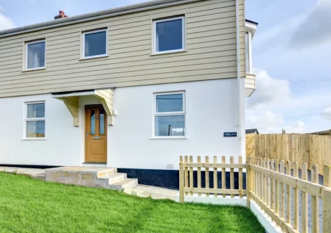 Merlyn is a charming holiday home for a big group situated in the heart of Porthleven