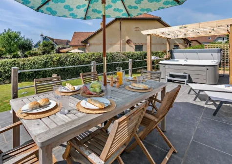 The patio, alfresco dining area & hot tub at Mermaids, Croyde