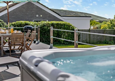 The alfresco dining area & hot tub at Mermaids, Croyde