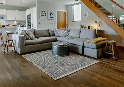 Midships, Charlestown is a contemporary 3-bedroom cottage in a historic harbour village. Enjoy coastal walks, charming pubs, restaurants, and easy access to Cornwall's finest attractions including Lost Gardens of Heligan and the Eden Project.