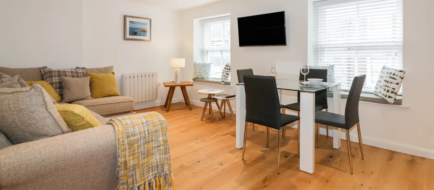 Midships is a luxurious two-person apartment in the centre of Mevagissey. This stylishly decorated first-floor flat features a sumptuous double bedroom, two elegant bathrooms, and an open-plan living area. It comes with private off-road parking.