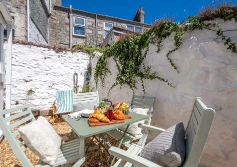 The courtyard garden & alfresco dining area at Minmar Cottage, St Ives
