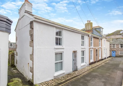 Minmar Cottage is a charming, characterful fisherman's cottage in St Ives with exposed Cornish stone walls