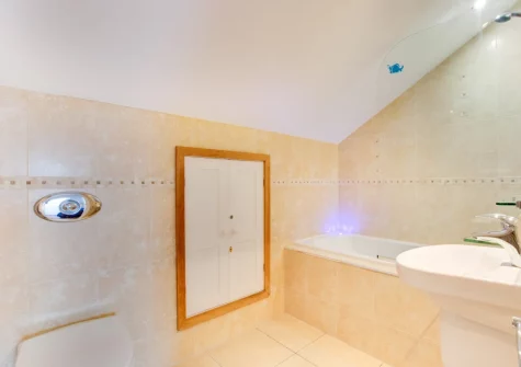 Bedroom #1 en-suite bathroom at Minnows, Tregolds
