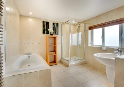 The bathroom at Minnows, Tregolds