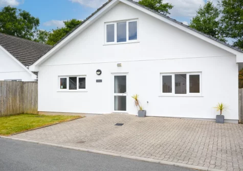 Minnows is a stylish well equipped & appointed holiday home close to St Merryn, perfectly located for exploring the North Cornish coast