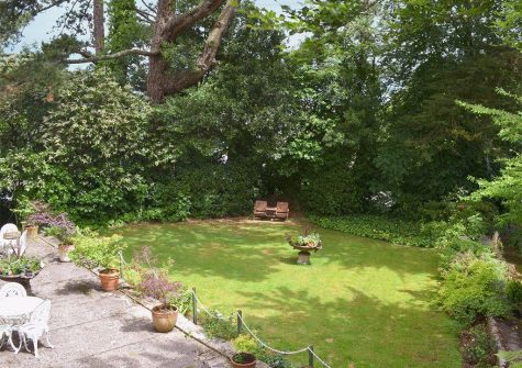 The shared garden at Muntham Holiday Apartments, Wellswood