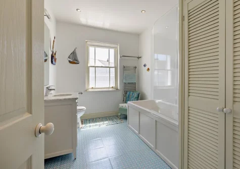 The bathroom at Mira Mare, Appledore