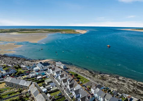Stylish Mira Mare is situated on Appledore's waterfront and within walking distance of the cafes, shops & restaurants