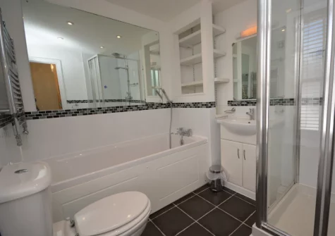 The bathroom at Missioners Cottage, Appledore