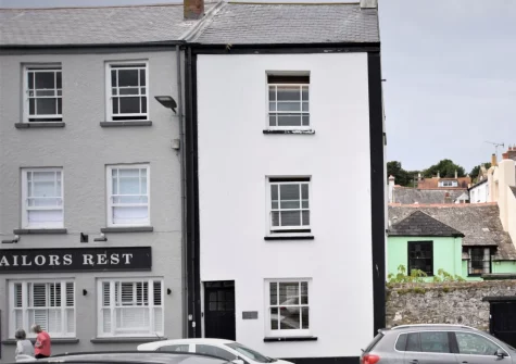 Missioners Cottage is situated in the centre of this historic & very picturesque fishing village of Appledore