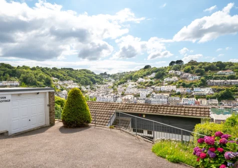 Mizzen Cottage is a homely cottage in an elevated position with fabulous panoramic views