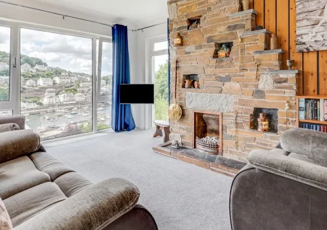 Mizzen Cottage, Looe is a charming coastal retreat with spectacular harbour views. Enjoy panoramic vistas from your private elevated balcony, modern amenities, and offering easy access to Cornwall's stunning beaches and attractions.