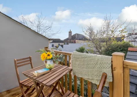 The small raised decked balcony & outdoor sitting area at Mole End, Appledore
