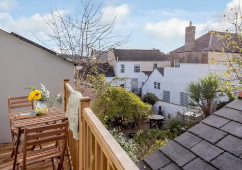The small raised decked balcony & outdoor sitting area at Mole End, Appledore