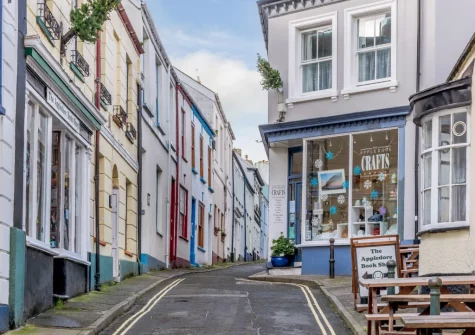 Mole End is a cosy petite cottage located in one of Appledore's quaint little streets a stone's throw from the quayside