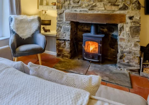 Mole End, Appledore is a characterful petite cottage nestled in a charming street moments from the quayside, featuring a raised balcony with rooftop views, cosy wood burner, and easy access to North Devon's spectacular sandy beaches.