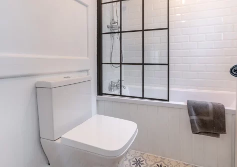 The bathroom at Mole End, Fowey