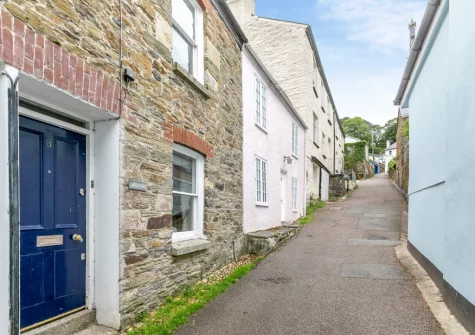 Mole End is a delightful stone cottage nestled a mere 160 metres from the Town Quay & bustling town centre