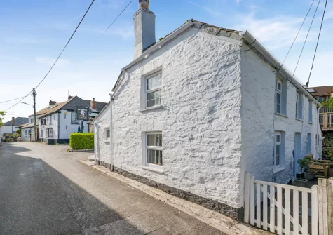 Molesworth Cottage is a traditional cottage with clever contemporary styling on the outskirts of the tranquil & picturesque village of Egloshayle