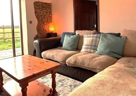 Monks Retreat, Yeomadan is a characterful barn conversion combining countryside charm with modern comforts. There's a private hot tub, games room, and access to fishing lakes, it's perfect for families seeking a blend of relaxation & rural adventure.