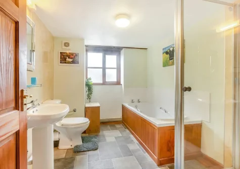 The bathroom at Monks Treasure, Yeomadan