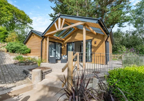 Monterey at Polsue Gardens is a contemporary wooden cabin, perfectly positioned for exploring the unspoiled Roseland Peninsula