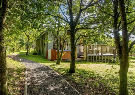 Monterey Lodge is a detached lodge set in a peaceful and idyllic location within a woodland development