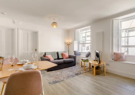 The living & dining area at Mor Apartment, Looe