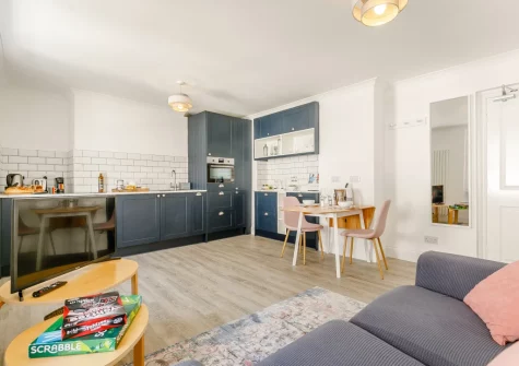The living, dining area & kitchen at Mor Apartment, Looe
