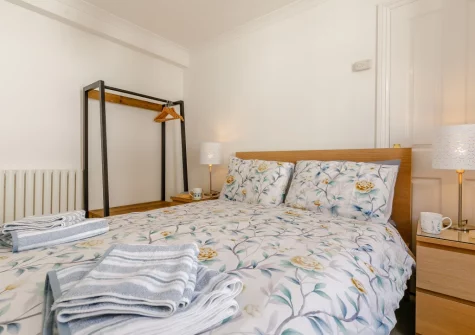 The bedroom at Mor Apartment, Looe