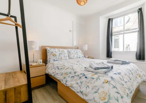 The bedroom at Mor Apartment, Looe