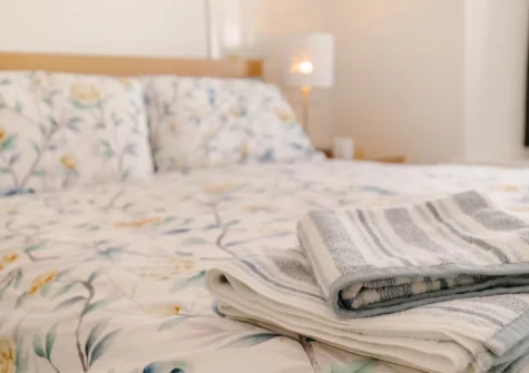 The bedroom at Mor Apartment, Looe