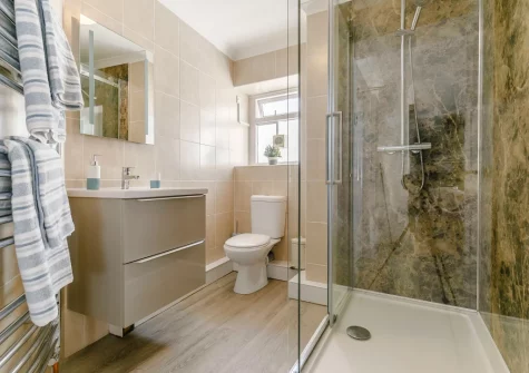 The shower room at Mor Apartment, Looe