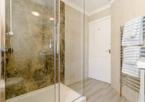 The shower room at Mor Apartment, Looe